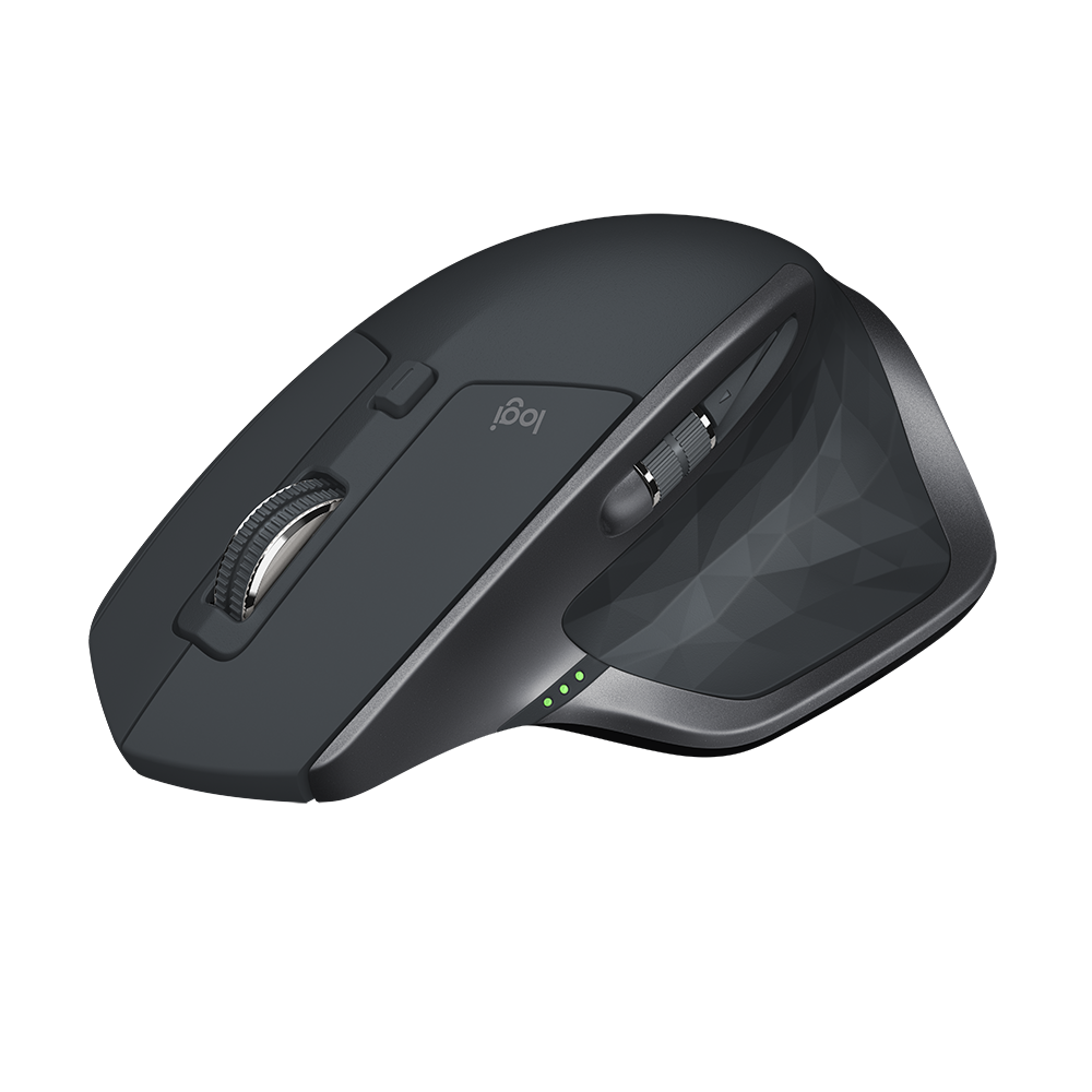Une souris d'ordinateur gris foncé avec une molette, des boutons et un côté texturé, isolée sur fond noir.