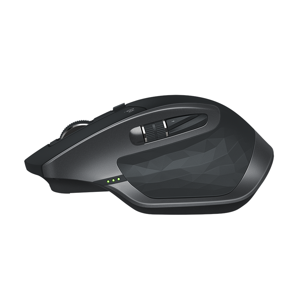 Souris sans fil gris foncé avec plusieurs boutons et un côté texturé. Fond noir.