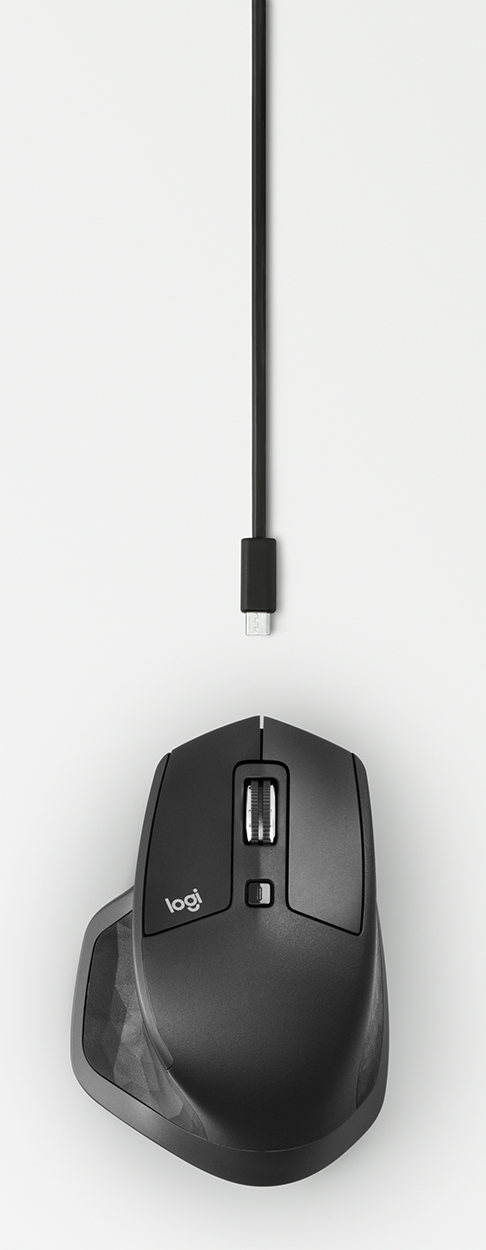 Souris Logitech noire avec un long câble USB-C noir.