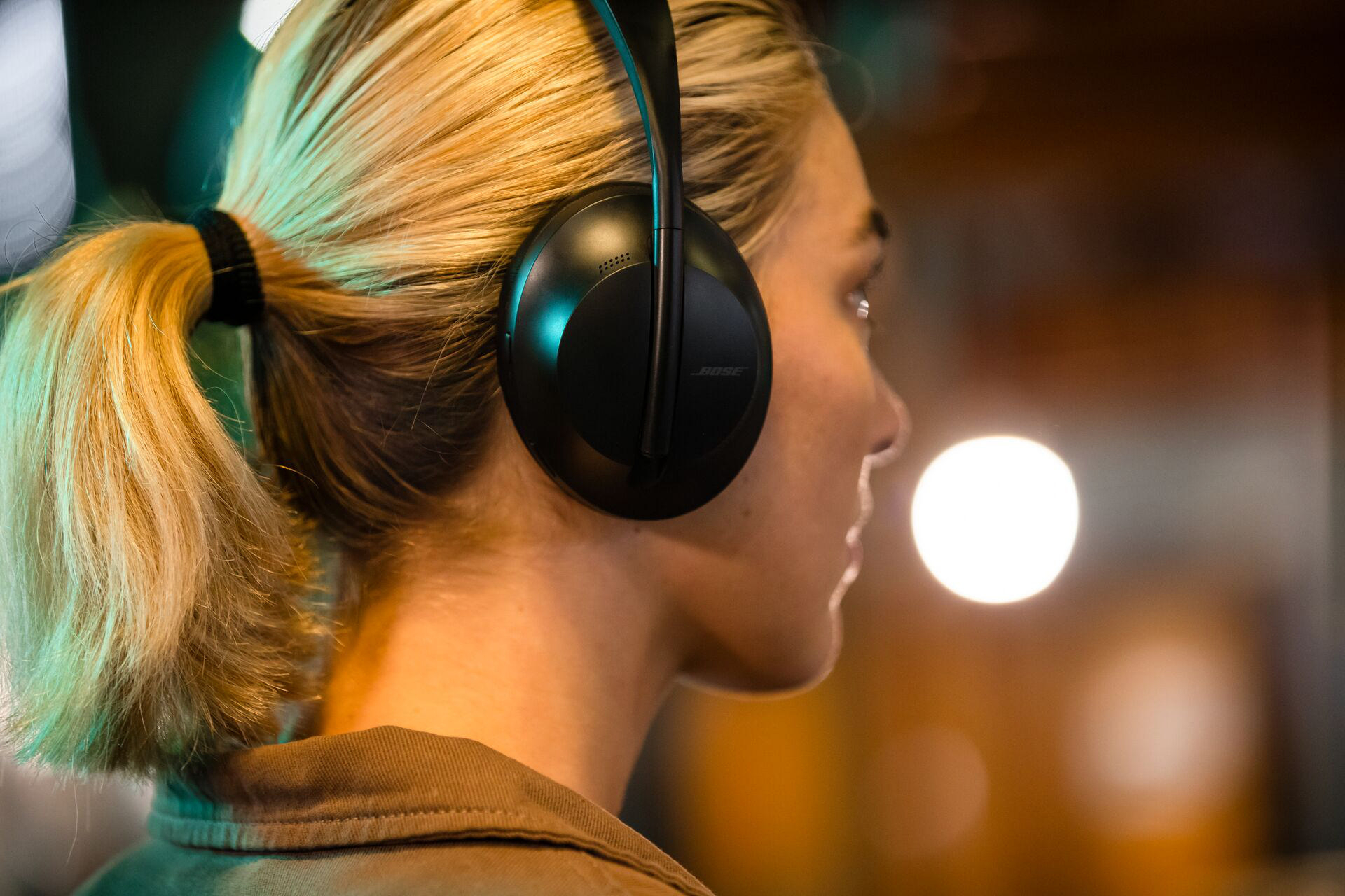 BOSE Headphones Noise-Cancelling, Bluetooth kabellose Over-ear Ladeetui 700 Schwarz inkl. Kopfhörer