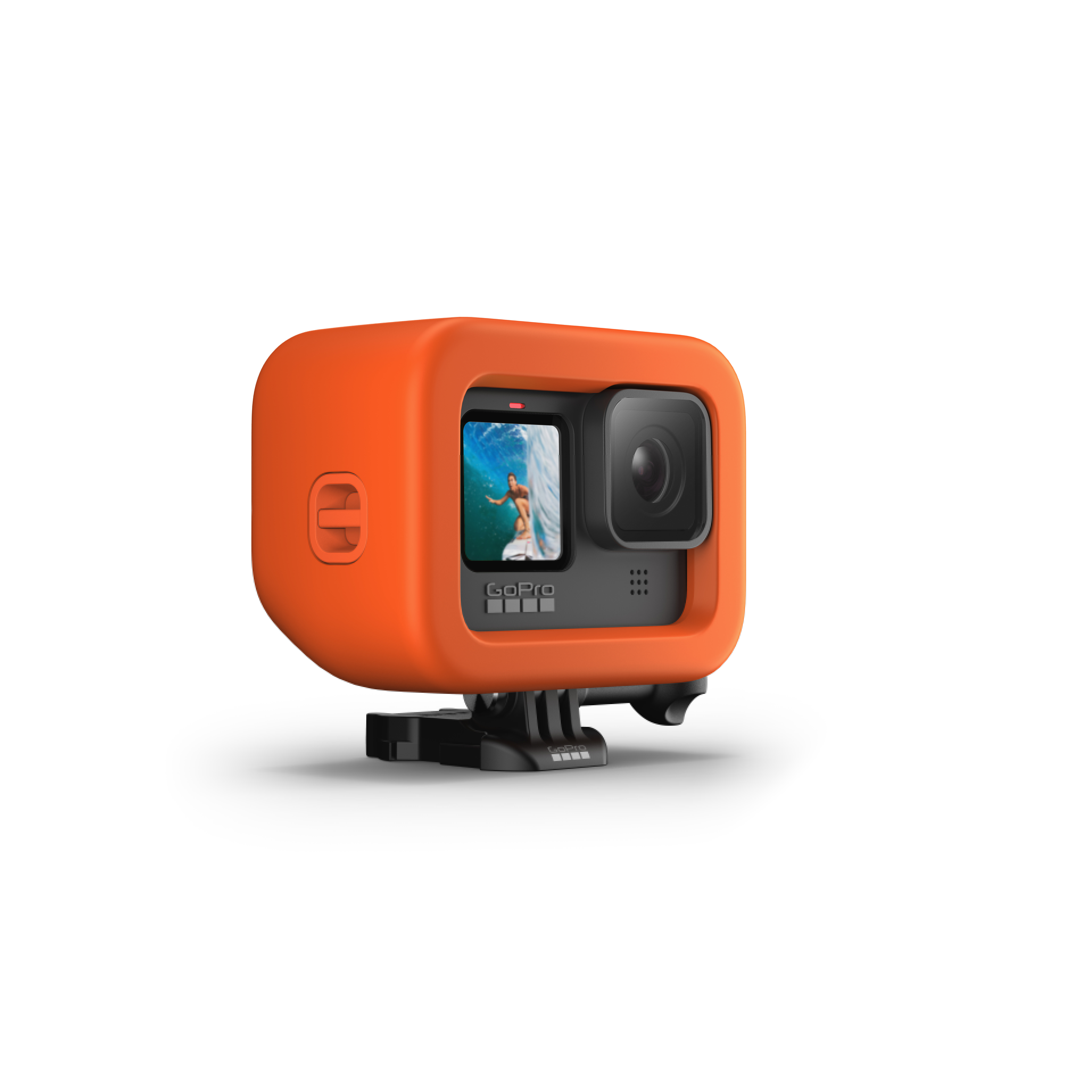 Eine orangefarbene Go Pro-Kamera in einer Schutzhülle, abgewinkelt. Der Bildschirm zeigt einen Surfer.