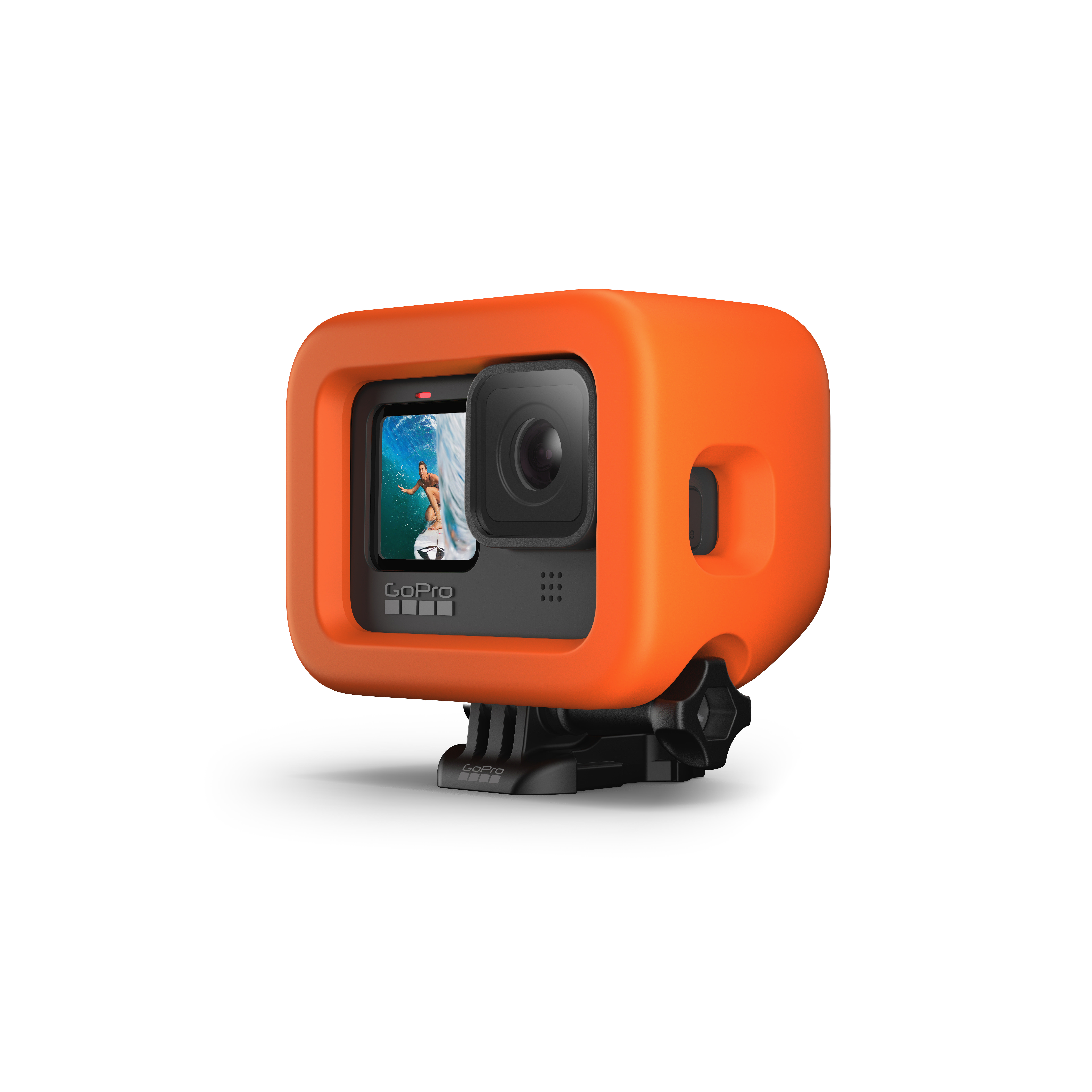 Orange GoPro-Kamera in Schutzhülle, Person surft auf dem Bildschirm.