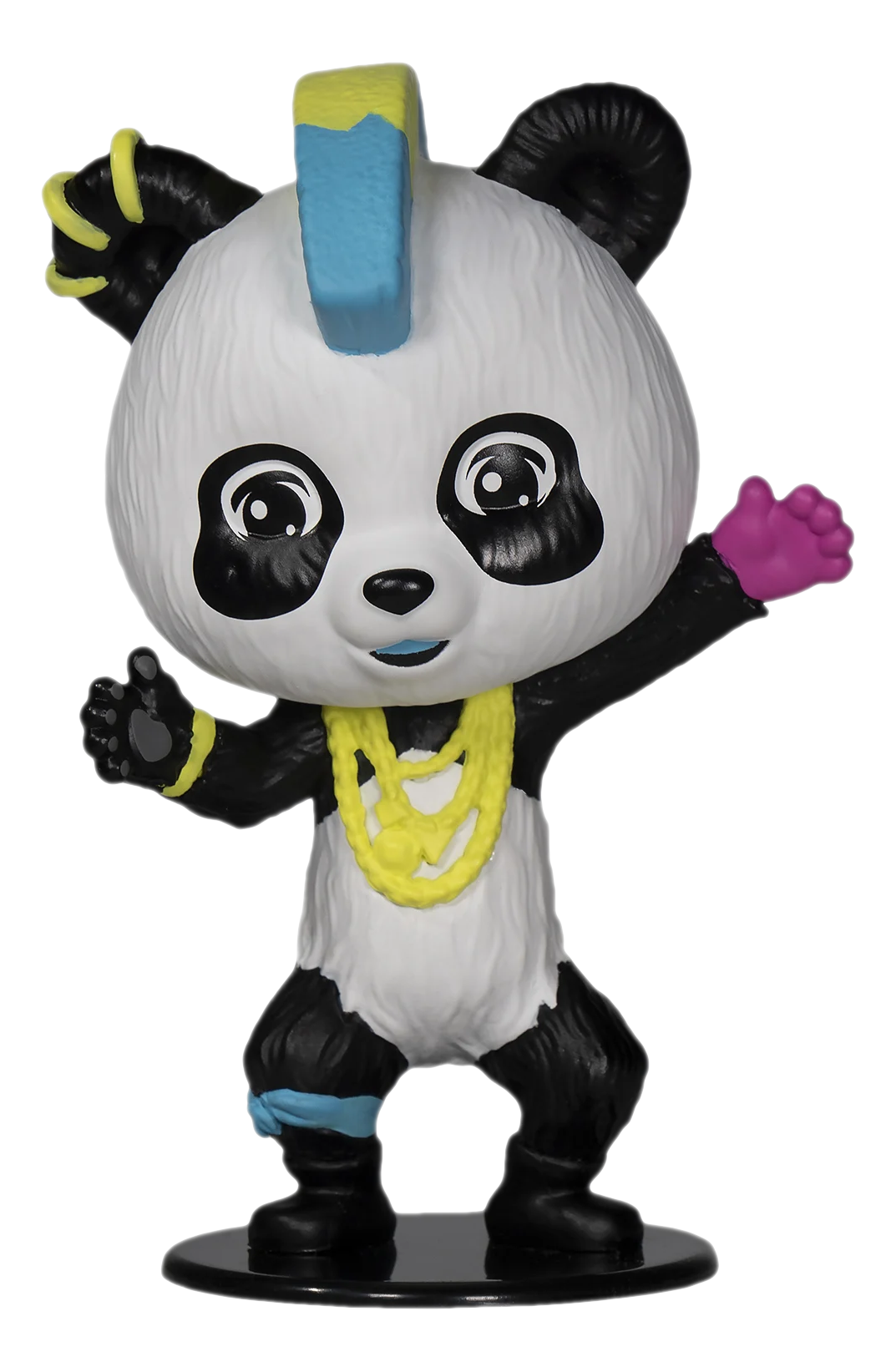 Panda-Figur mit Punk-Frisur, auf schwarzem Sockel stehend, mit goldener Halskette.
