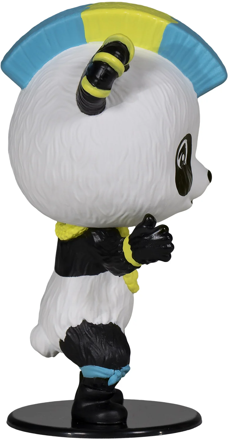Weiße Panda-Figur mit schwarzen Akzenten. Sie hat einen blau-gelben Hut.
