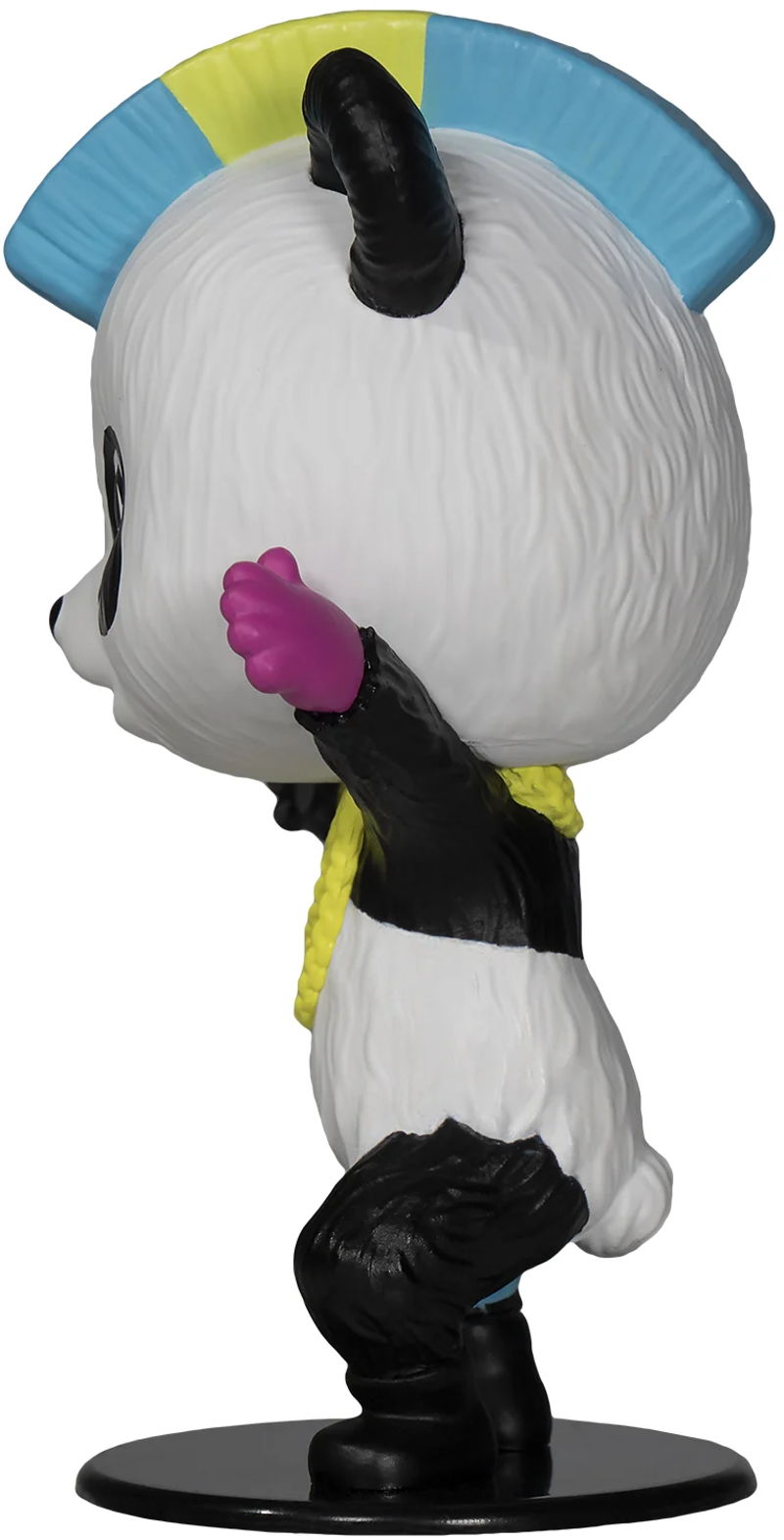 Eine Pandafigur mit gelbem Schal, blauem Irokesenschnitt und erhobener rosa Hand.