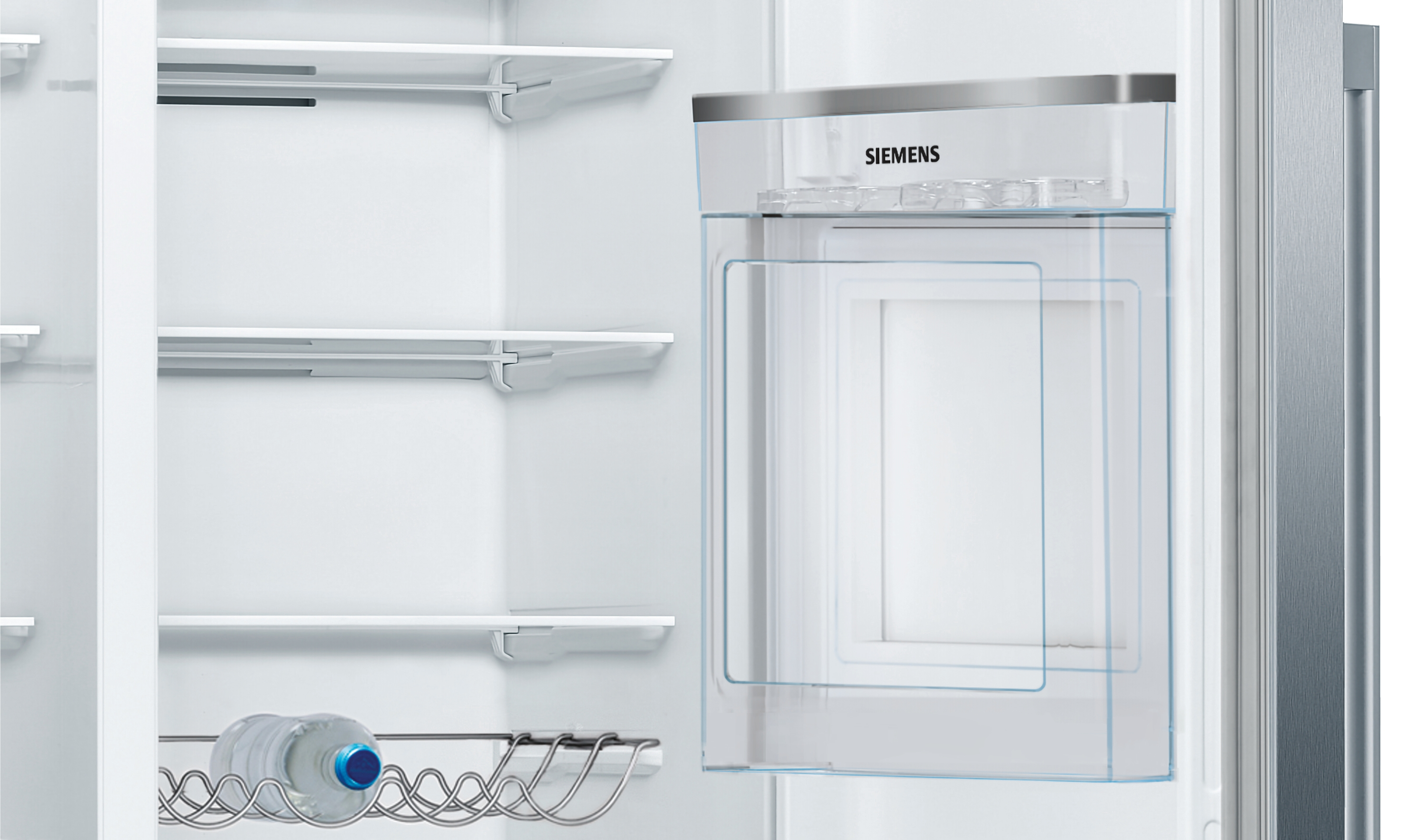 Offener Kühlschrank mit Regalen und transparentem Türbereich; Siemens-Marke sichtbar.