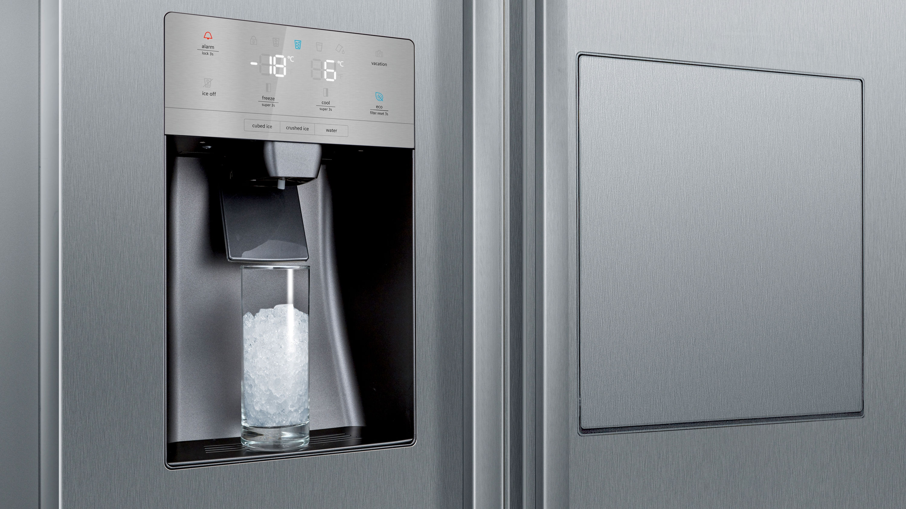 Ein Kühlschrank mit Wasserspender und Bedienfeld, das die Temperatur anzeigt.