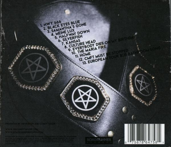 Achterkant van een cd met tracklist, een leren riem met pentagrammen.
