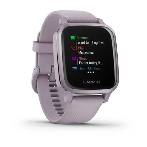 Smartwatch Garmin, mostrando notificaciones en pantalla, sobre fondo blanco.