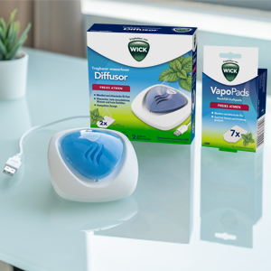 Ein Diffusor, VapoPads und eine Schachtel auf einer weißen Oberfläche. Diffusor und VapoPads sind blau und weiß.