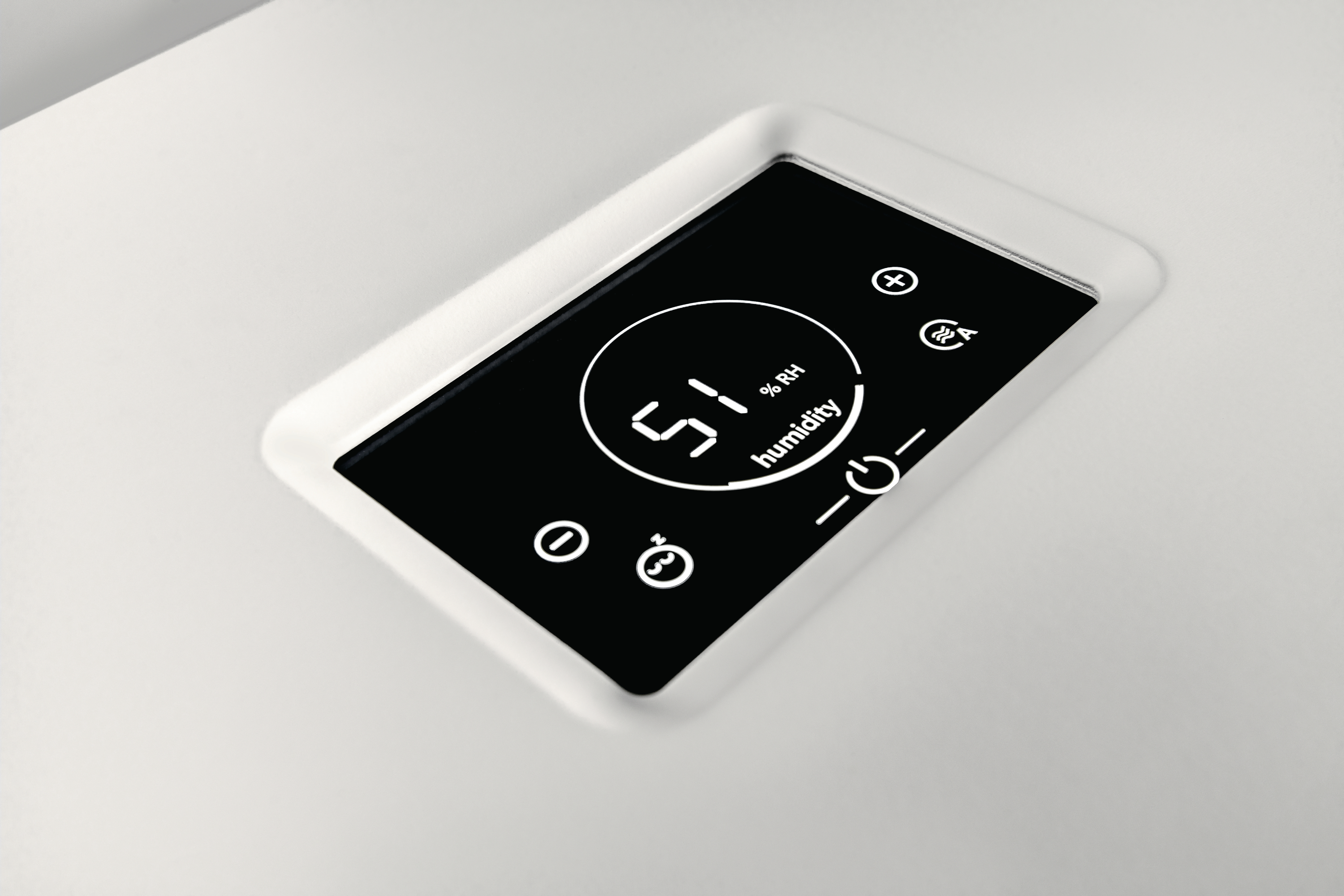 Bedienfeld mit Display, das die Luftfeuchtigkeit anzeigt.