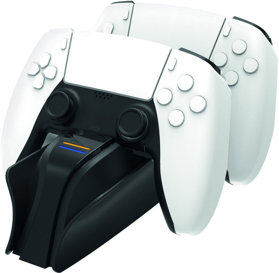 Deux manettes blanches PlayStation 5 sur une station de recharge noire, isolées sur fond blanc.