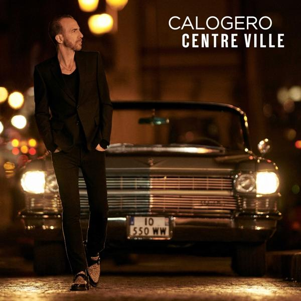 Calogero albumhoes. Een man staat voor een klassieke auto.