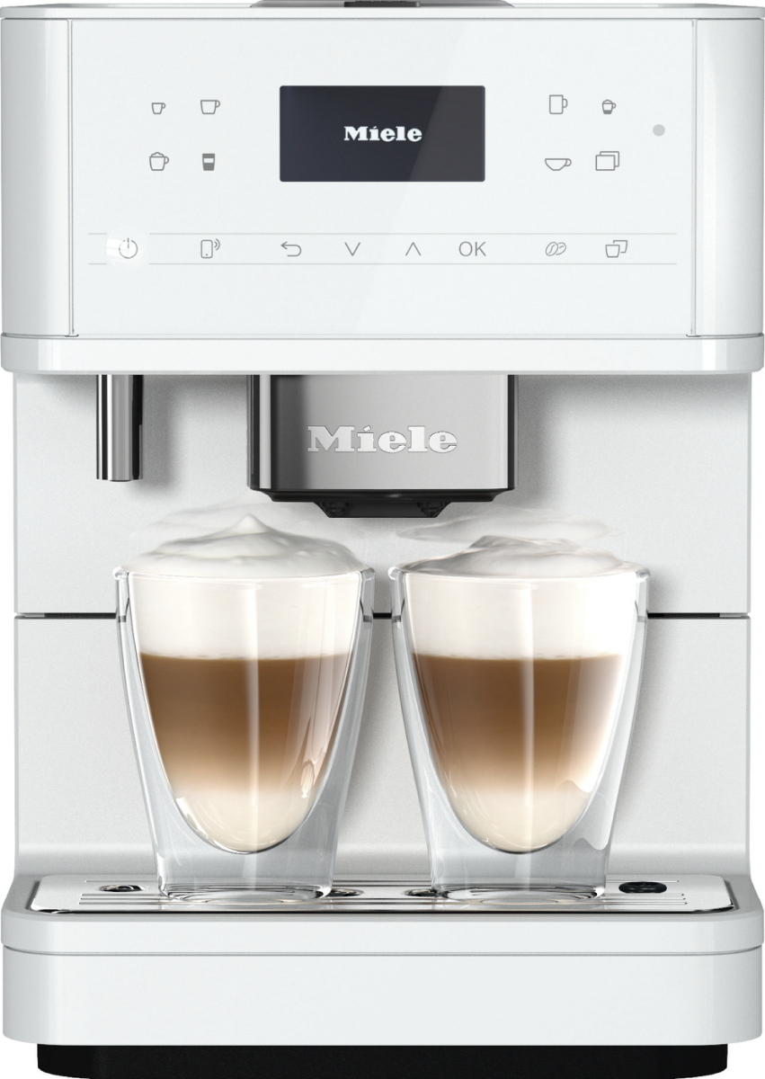 Weiße Kaffeemaschine mit Touchscreen. Zwei Gläser Kaffee mit Schaum. Miele-Logo auf der Vorderseite.