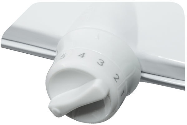 Gros plan sur un cadran de commande en plastique blanc avec des chiffres et un pointeur, avec un fond blanc.