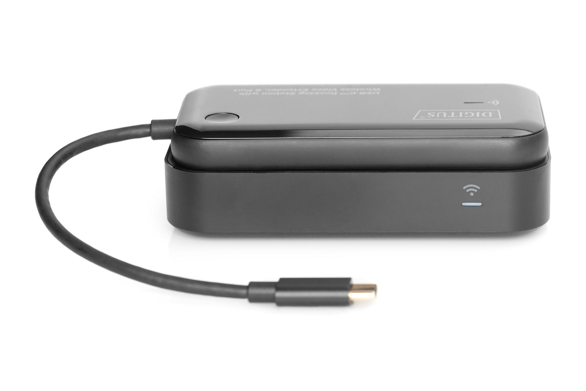 Schwarzes Gerät mit Kabel und USB-C-Anschluss auf weißem Hintergrund.
