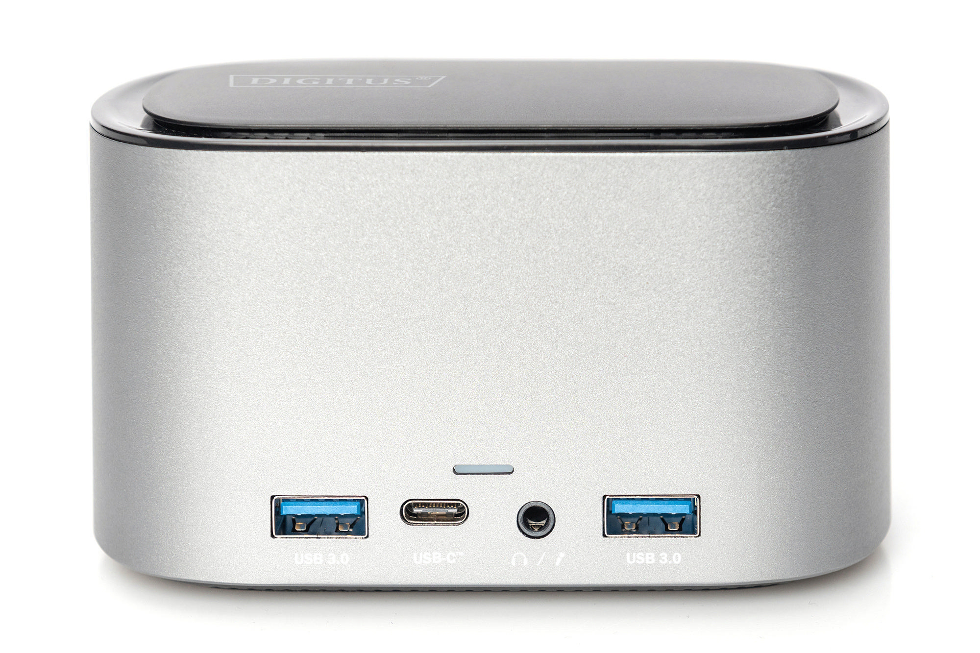 Silbernes rechteckiges Gerät mit Anschlüssen. USB- und Audioanschlüsse sind sichtbar. Der Markenname steht oben.