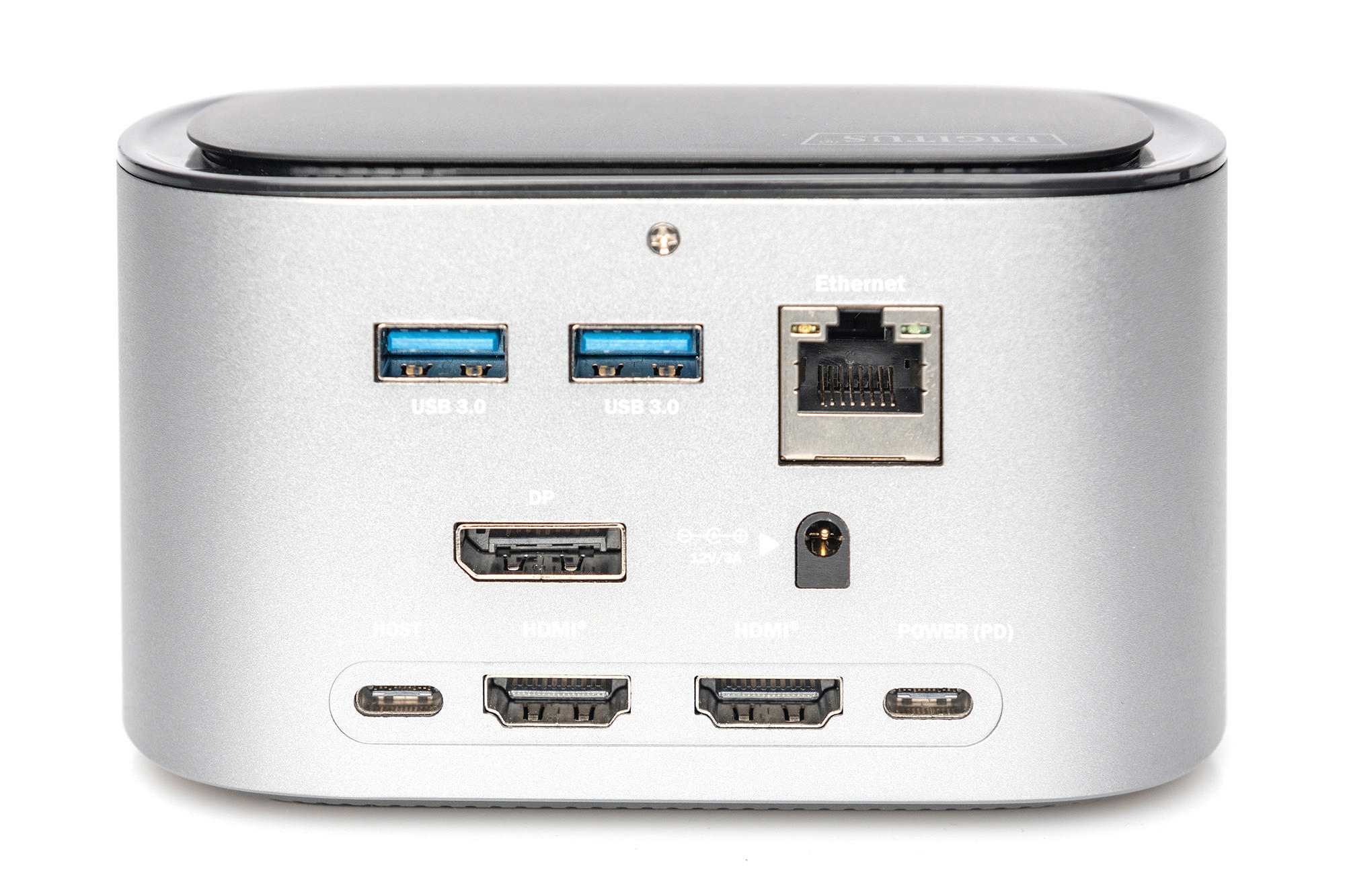 Silbernes Gerät mit Anschlüssen: USB, Ethernet, HDMI, DP und Strom. Ein schwarzer Deckel. Weißer Hintergrund.