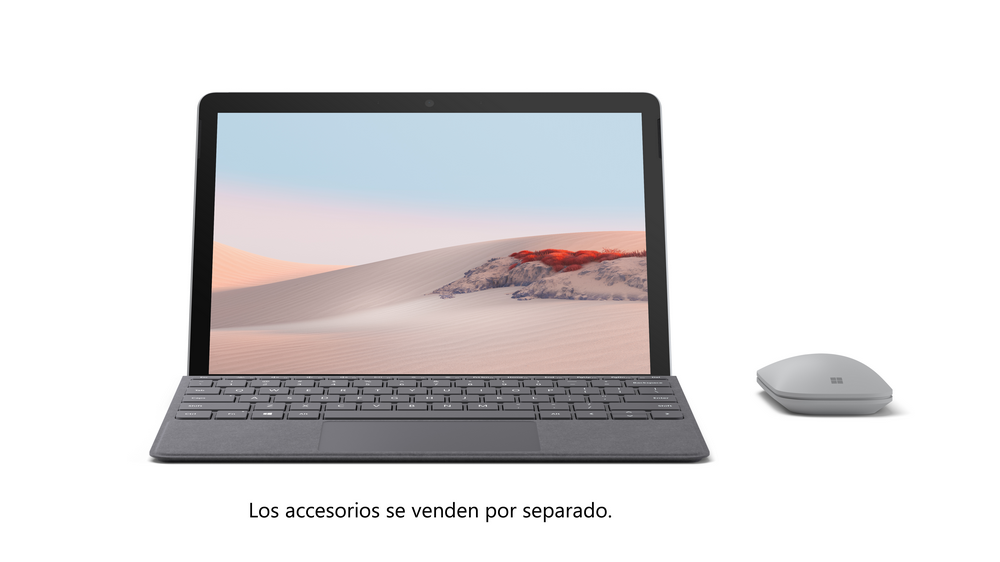 Ordenador portátil sobre una cubierta de teclado. Un ratón a la derecha. Fondo blanco.