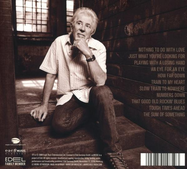 Ein Mann sitzt auf Stufen, Text mit Songtiteln auf einem CD-Cover.
