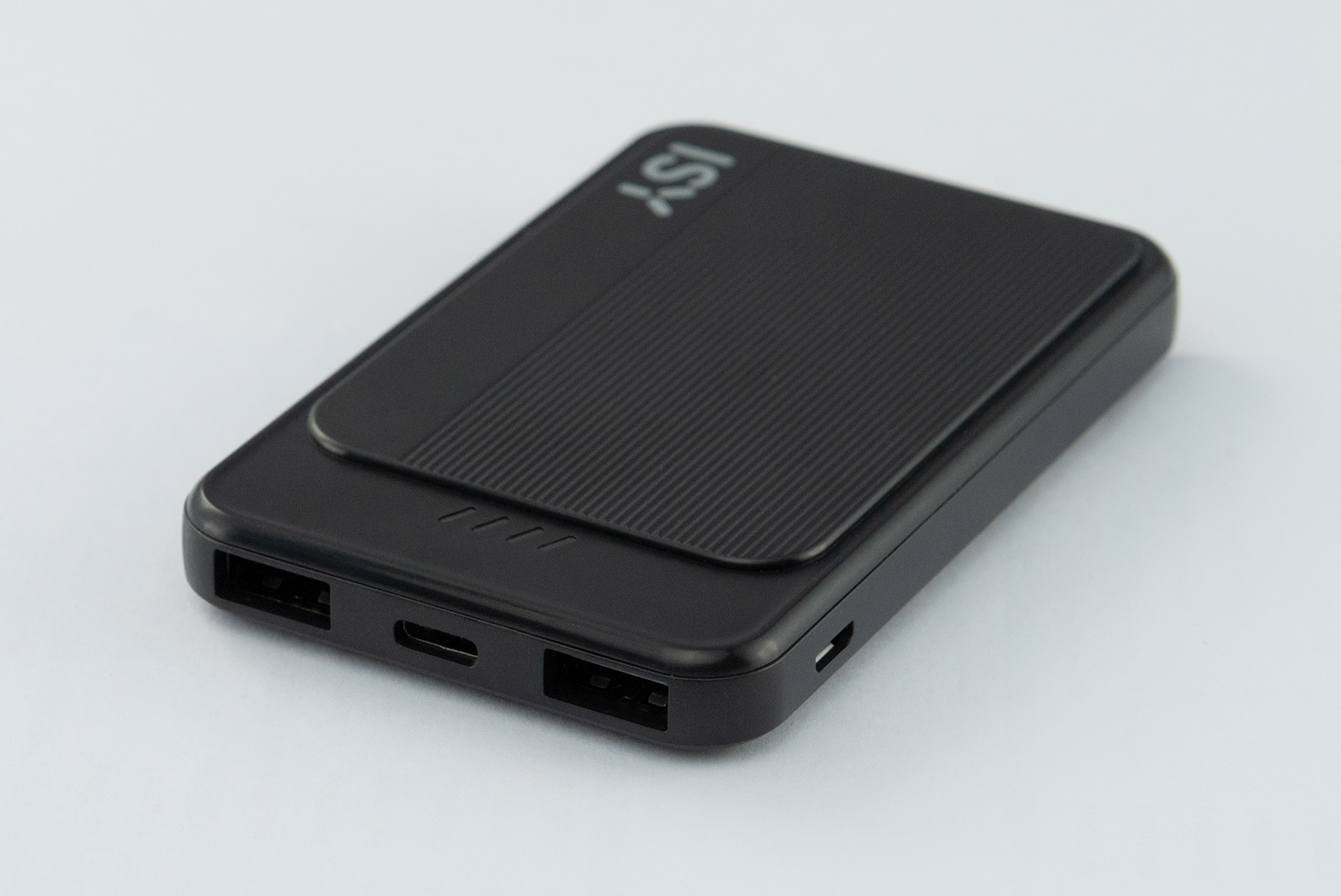 Schwarze ISY Powerbank mit geriffelter Oberseite und Anschlüssen an der Seite.