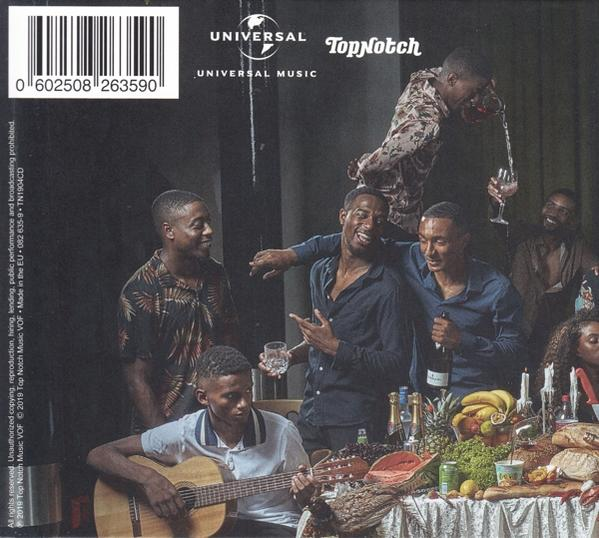 Pochette d'album avec groupe d'hommes, l'un versant une boisson. Table avec nourriture, bougies et instruments.