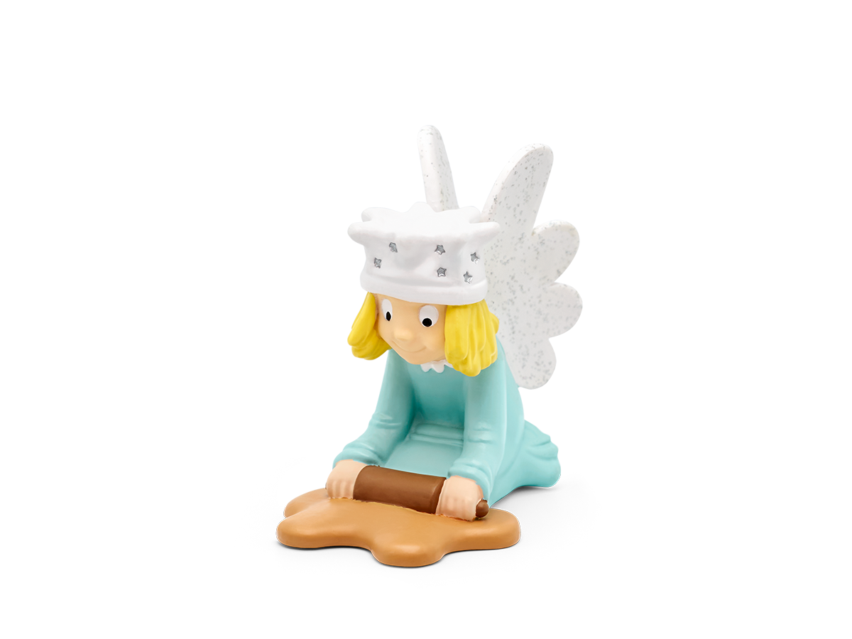 Eine kleine Figur eines blonden Engels, der Teig auf einer braunen Oberfläche ausrollt.