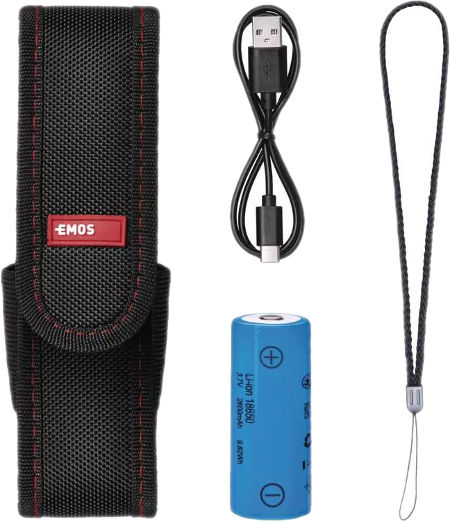 Egy fekete tasak piros címkével, egy USB kábel, egy akkumulátor és egy zsinór egy fehér felületen.