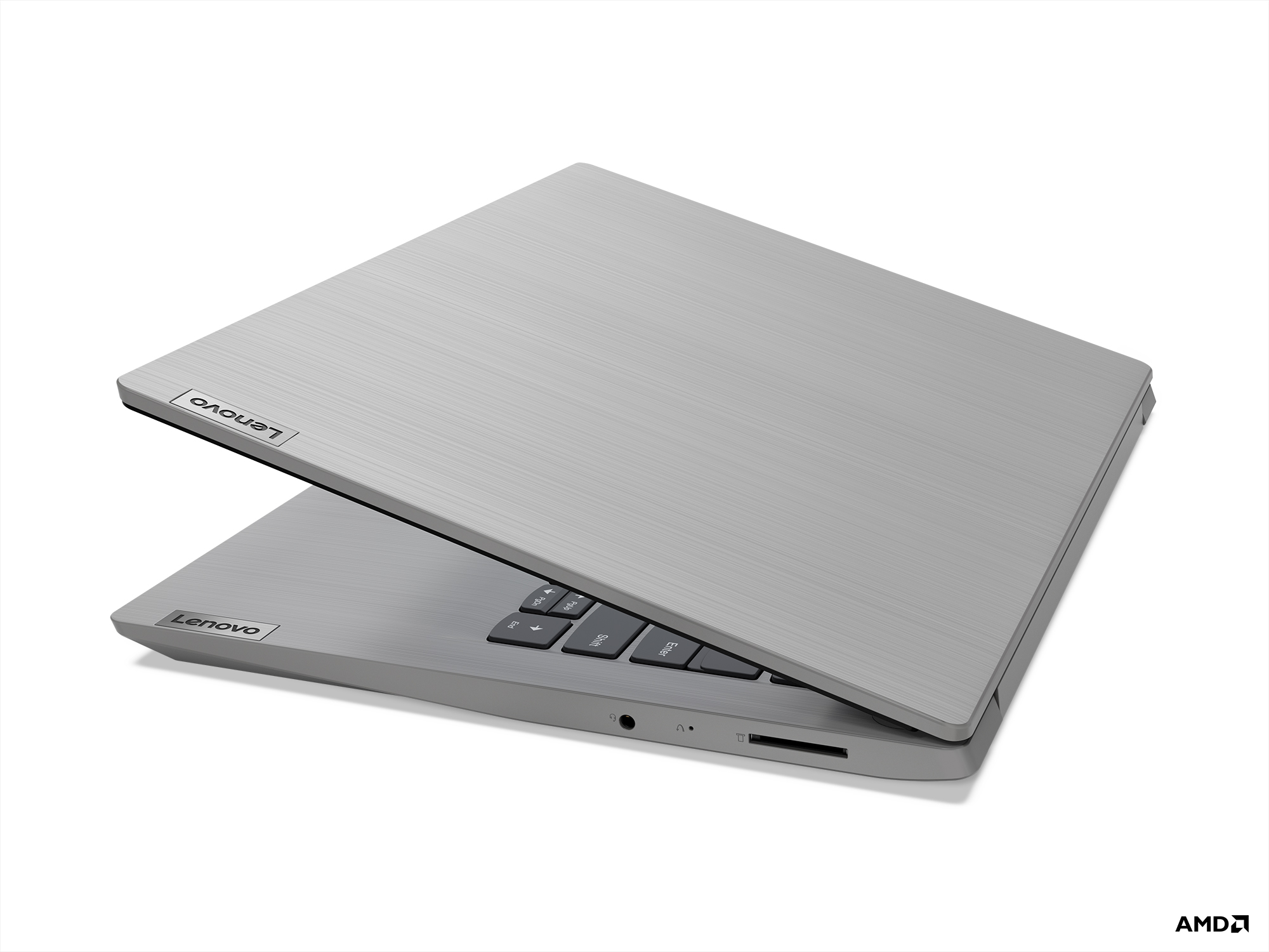 Ekranı hafifçe açık, klavyesini gösteren gümüş renkli bir Lenovo dizüstü bilgisayar.