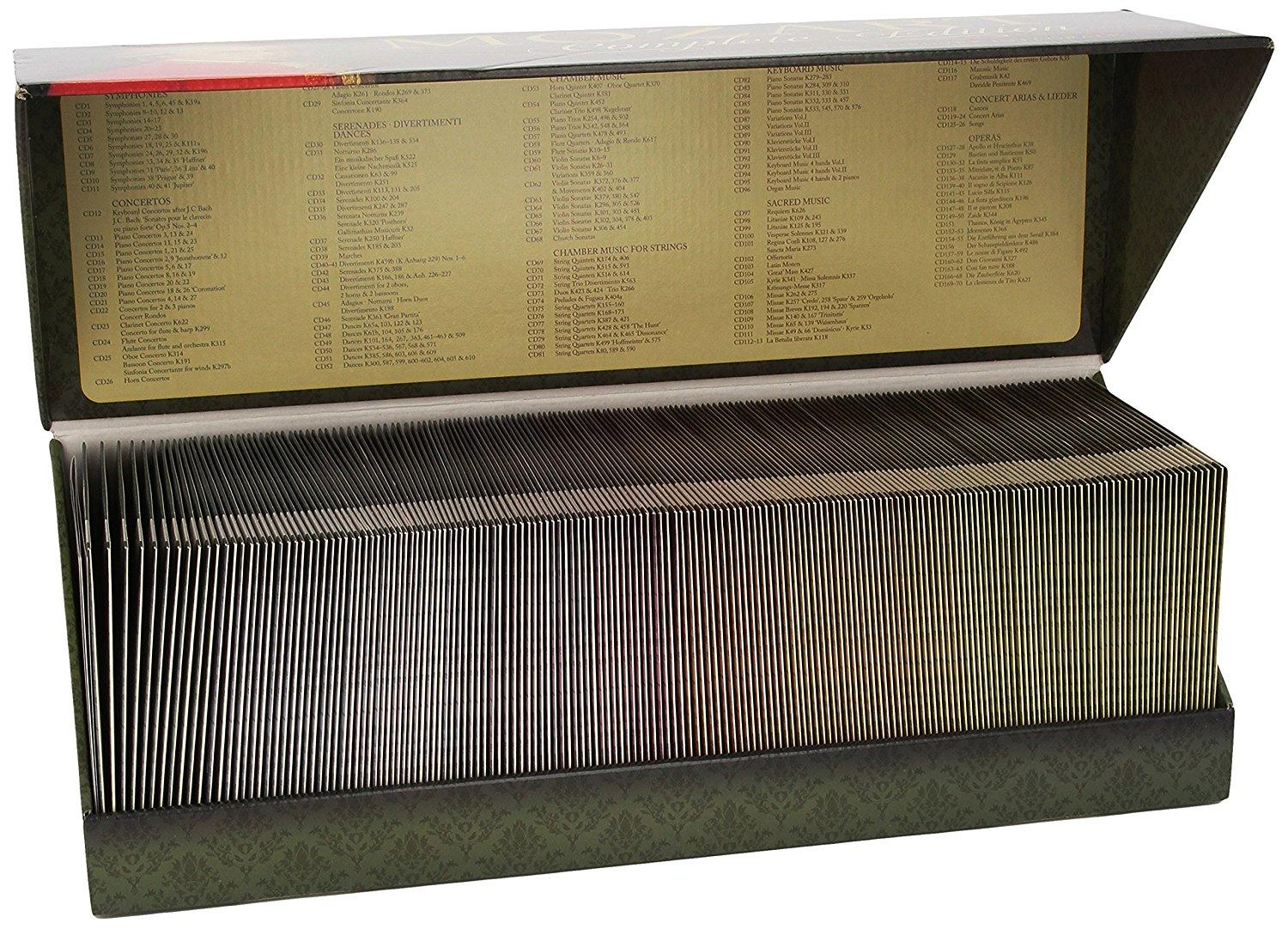 Box-Set mit CDs mit einem schwarz-goldenen Design.