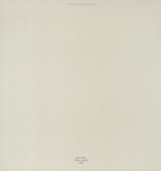 Einfacher, cremefarbener Hintergrund mit Text unten, keine anderen Objekte.