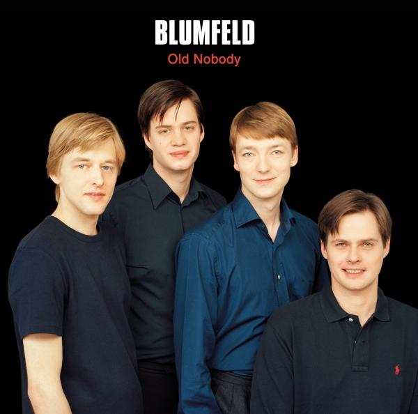 Albumcover für Blumfelds "Old Nobody". Vier Männer in dunkelblauen und schwarzen Hemden, schwarzer Hintergrund.