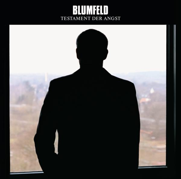 Schwarze Silhouette einer Person im Anzug, die aus einem Fenster schaut, mit Text: BLUMFELD.
