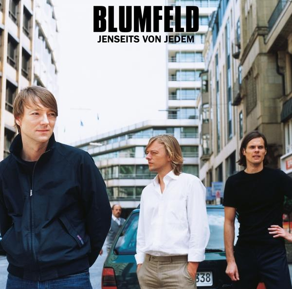 Albumcover: Drei Männer vor Gebäuden. Titel: Jenseits von Jedem.