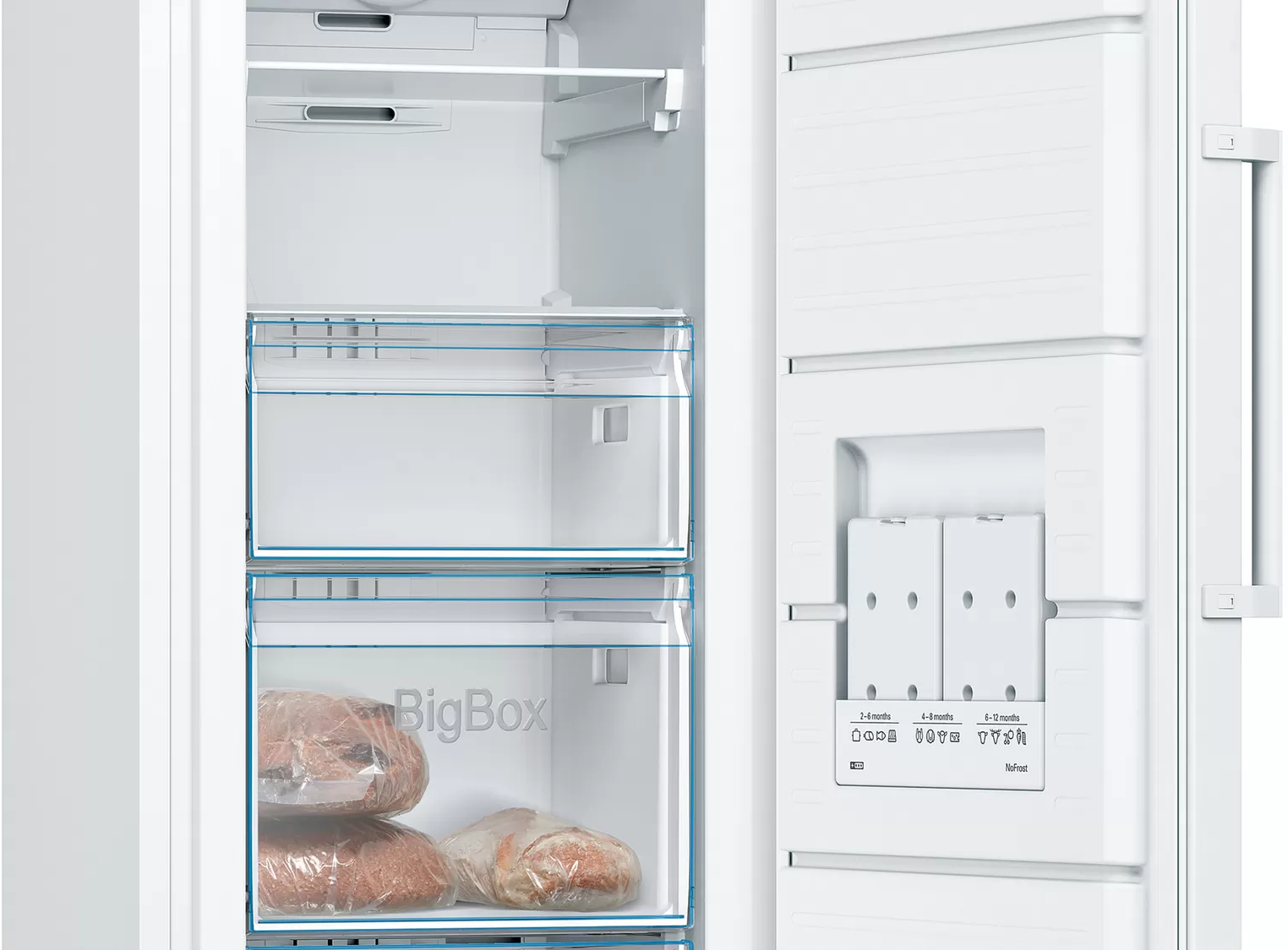 Frigorifero bianco aperto con cassetti e ripiani; gli alimenti sono all'interno dei cassetti.