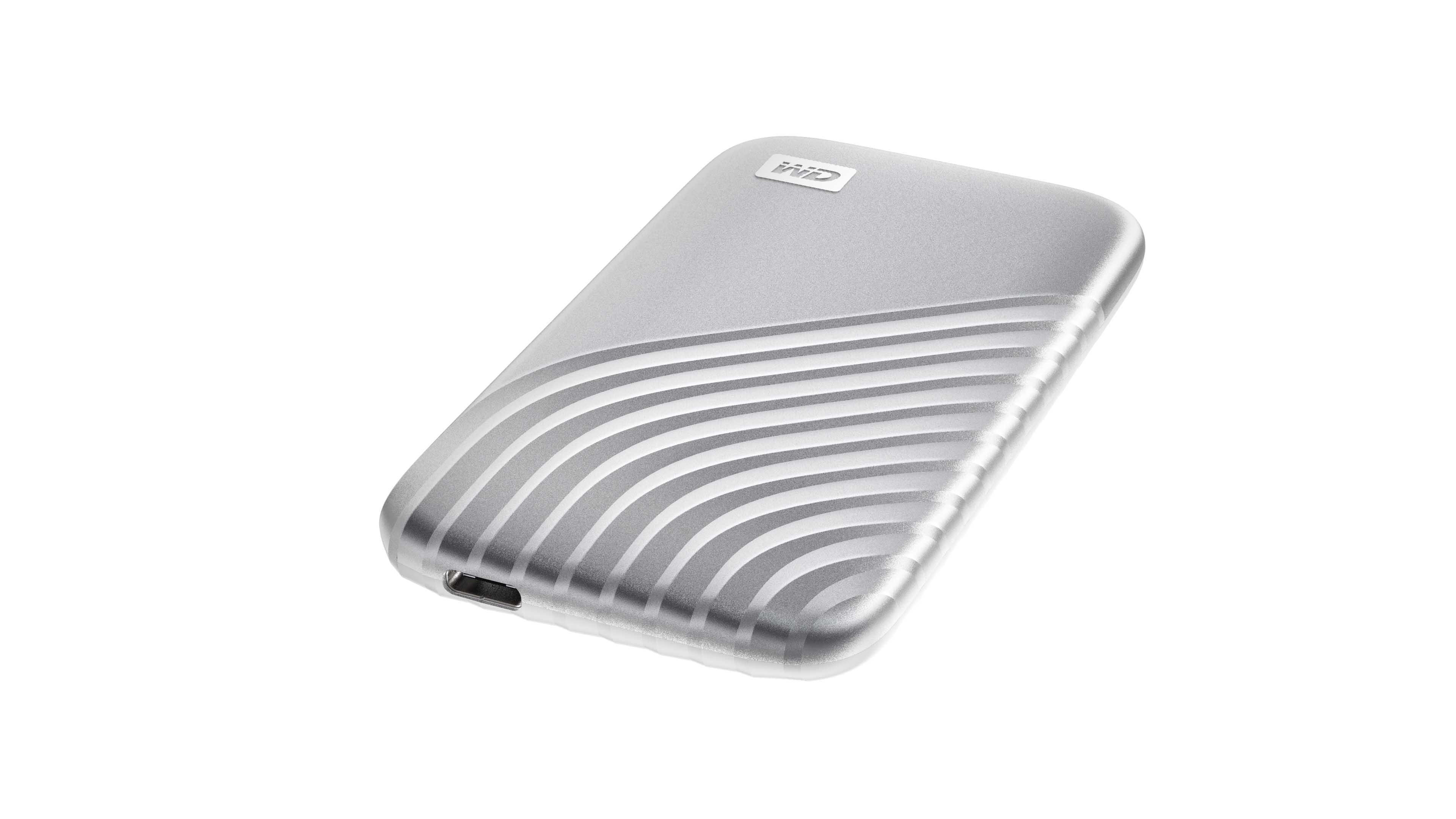 Silberne externe WD-Festplatte auf weißem Hintergrund. Sie hat ein gemustertes Design.