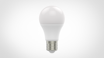 Bombilla LED blanca, con base plateada, aislada sobre fondo blanco.