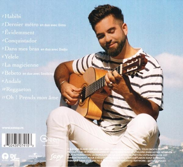 Un homme avec une guitare, pochette d'album en arrière-plan avec liste des titres.