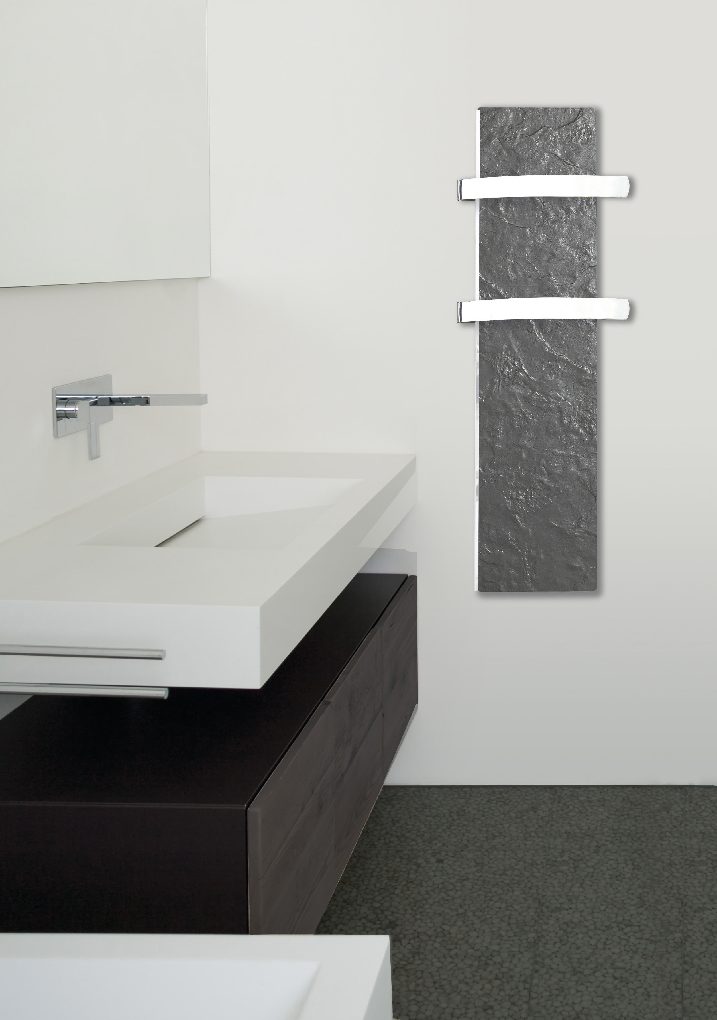 Badezimmer mit weißem Waschbecken, dunklem Schrank und steinähnlichem Heizkörper.