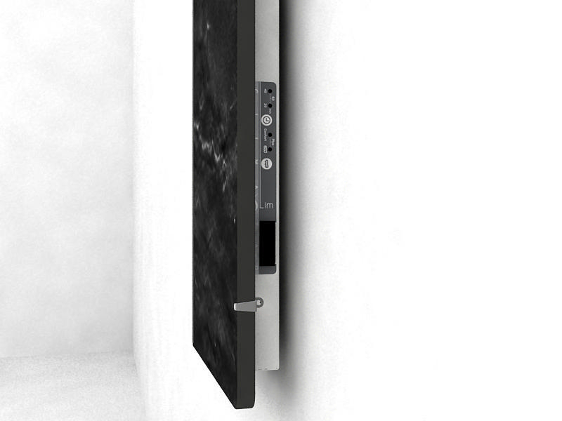 Seitenansicht einer schwarzen Platte mit Marmoreffekt an einer Wand. Bedienfeld an der Seite.