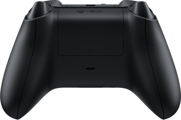 Rückansicht des schwarzen Xbox-Controllers. Batteriefach sichtbar. Xbox-Logo oben.