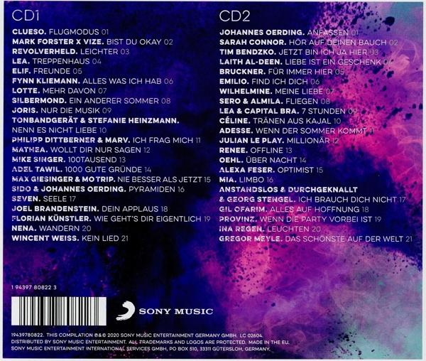 CD mit den Titeln der Songs und den Namen der Sänger. Der Hintergrund ist lila.