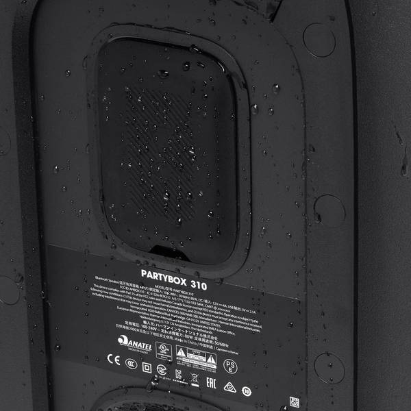 Gros plan sur le panneau arrière d'un haut-parleur noir. Il comporte une zone encastrée, du texte et des gouttelettes d'eau. Le texte inclut 'PARTYBOX 310'.