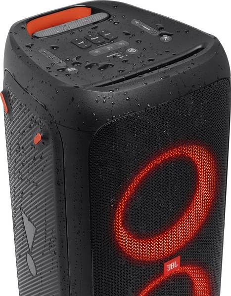 Haut-parleur JBL noir avec des touches orange et des cercles rouges éclairés. Commandes sur le dessus. Des gouttelettes d'eau sont visibles.