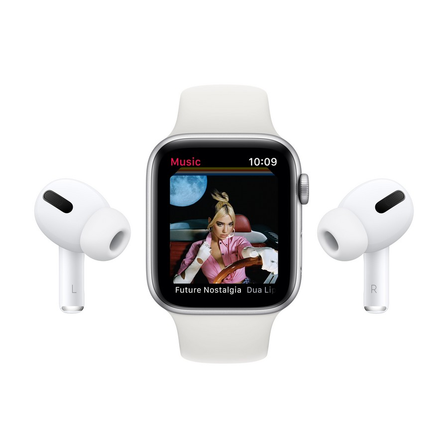 Apple Watch blanca con pantalla de música y dos AirPods blancos.