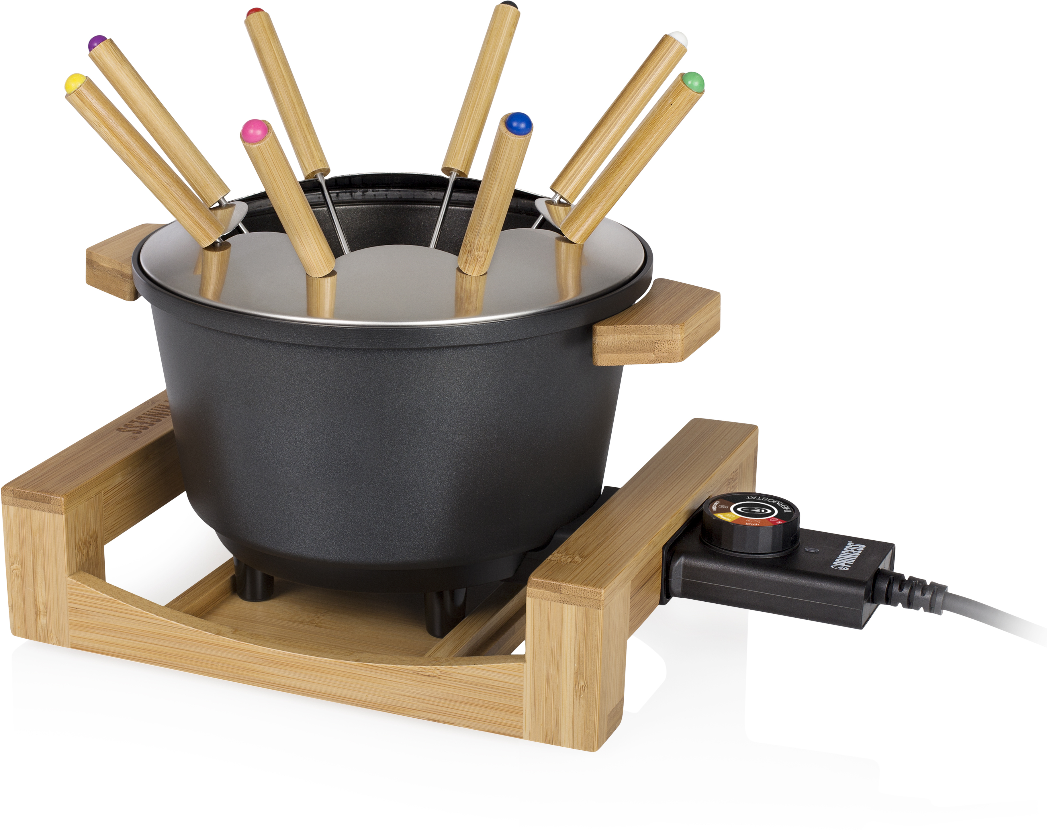 Een fondueset met een zwarte pan op een houten standaard, kleurrijke fonduevorken, witte achtergrond.