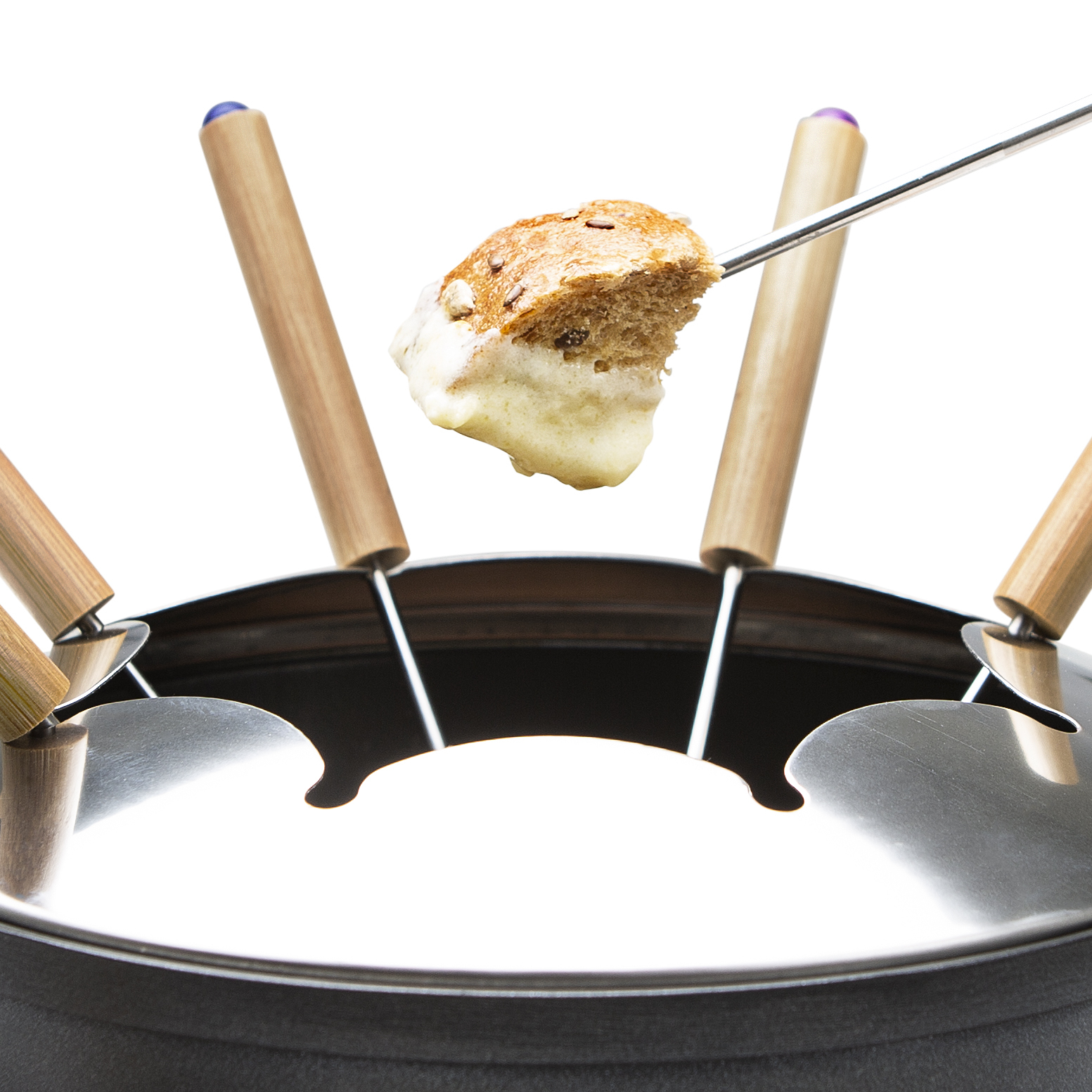 Een fondueset met brood gedoopt in kaas, vastgehouden door een vork.
