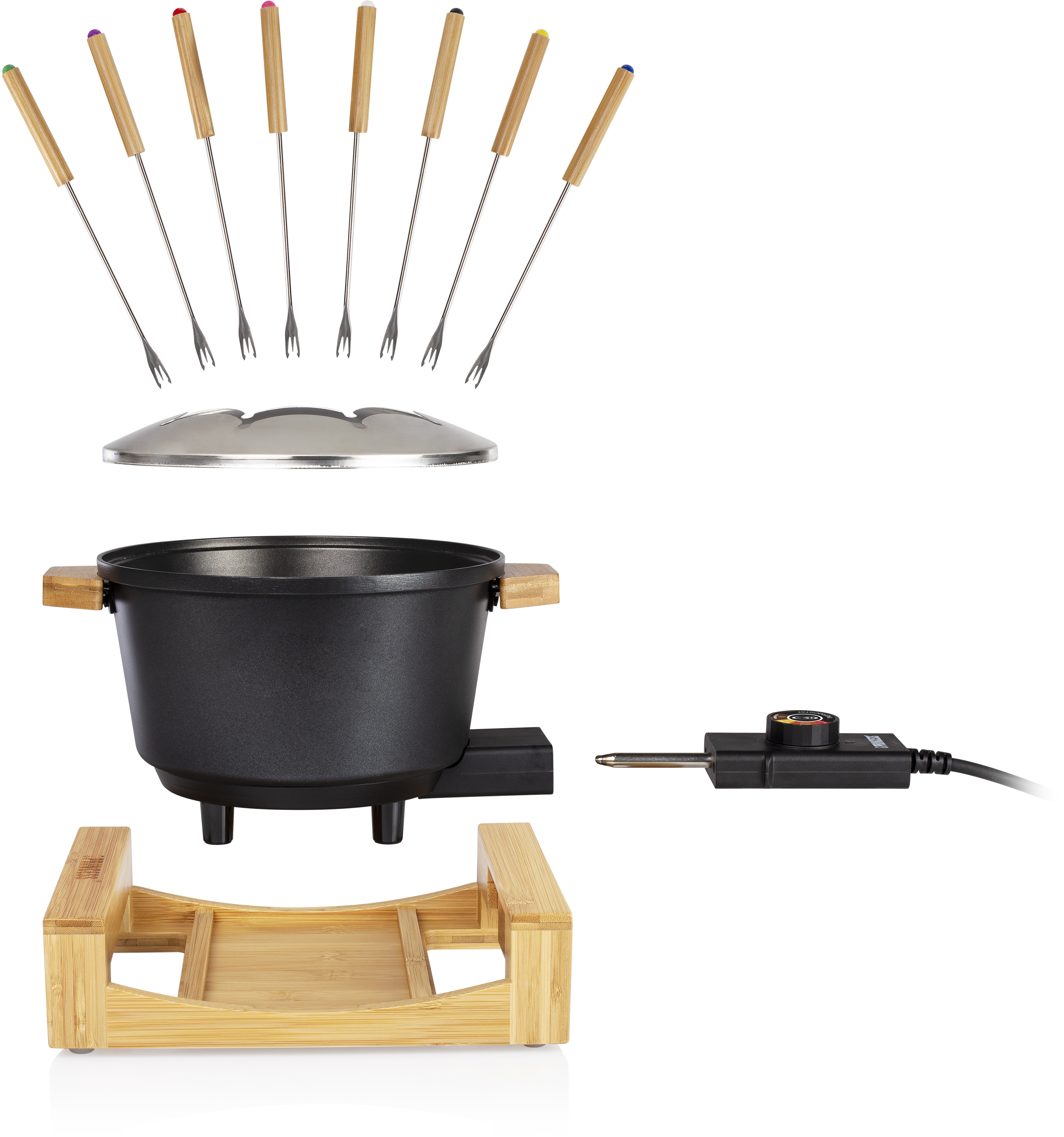 Fondue set met pan, deksel, vorken en standaard, geïsoleerd op wit.