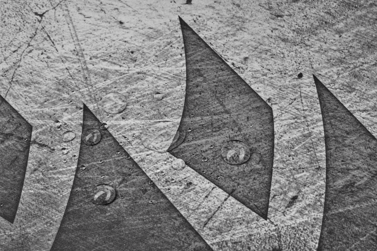 Image abstraite en niveaux de gris de triangles avec des gouttes d'eau. Fond texturé. Contraste élevé.