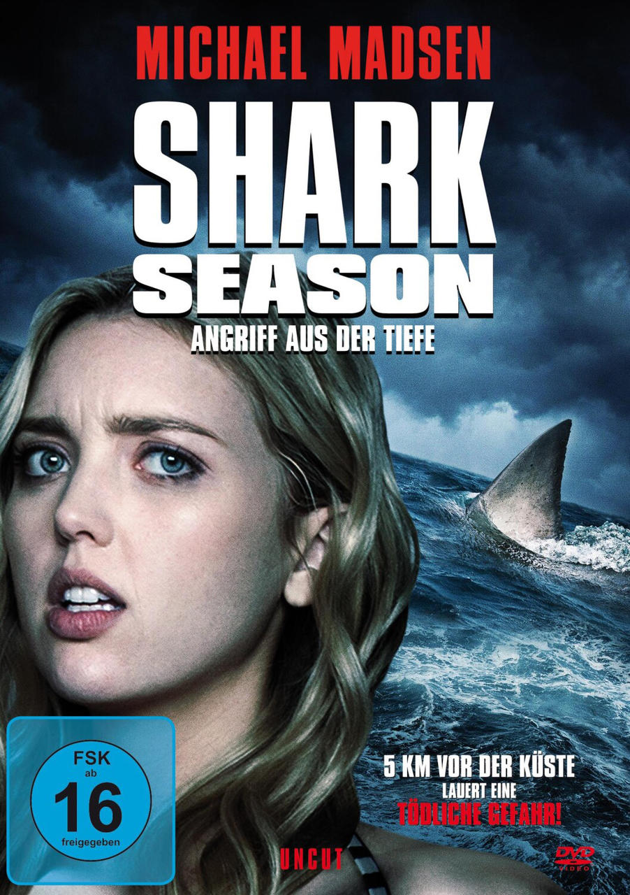 Filmcover: Shark Season. Frau mit ängstlichem Gesichtsausdruck. Haifischflosse im Wasser dahinter.